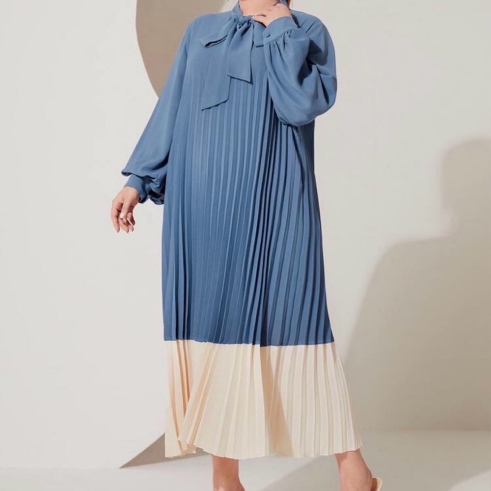 Elegant Blue and Cream Pleated Dress